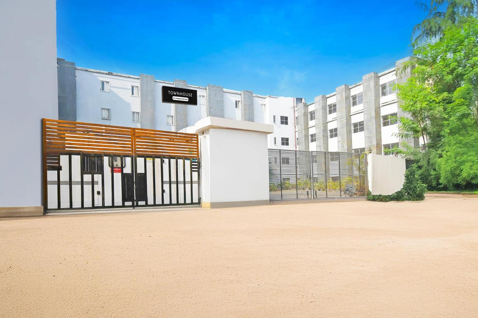 Отель Super Townhouse Mancheswar Industrial Estate Бхубанешвара Экстерьер фото